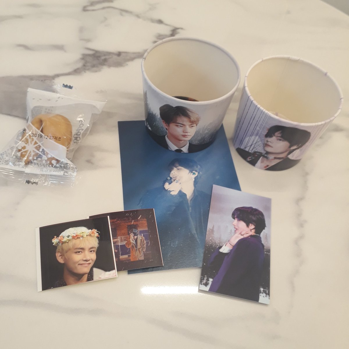 QkqTvsbbPGFzCzV's tweet photo. @cafesora2 #태형이_있는_풍경
#태형이있는풍경 
컵홀더랑 굿즈랑 너무 예뻐요!!
그리고 포춘쿠키 이렇게 할생각을 하시다니.. 초코라떼도 너무 맛있어요~! https://t.co/eN7dAN9k5j