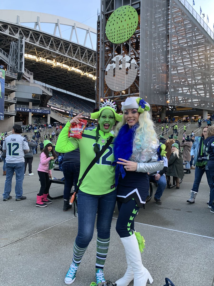 ChristyRenee's tweet photo. Fun at the game....until the end ๐ช #SaluteToService #marinemomma #usmc #captainseahawk #gohawks #twelfie #Seahawks #12s #fiona #shrek #clink #actiongreen #BeastmodeIsBack #actionboss #skittles #ogresarelikeonions #lovebeinggreen #sfvssea #seavssf @CenturyLink_Fld @Seahawks #SNF https://t.co/Dk80W8gg1c