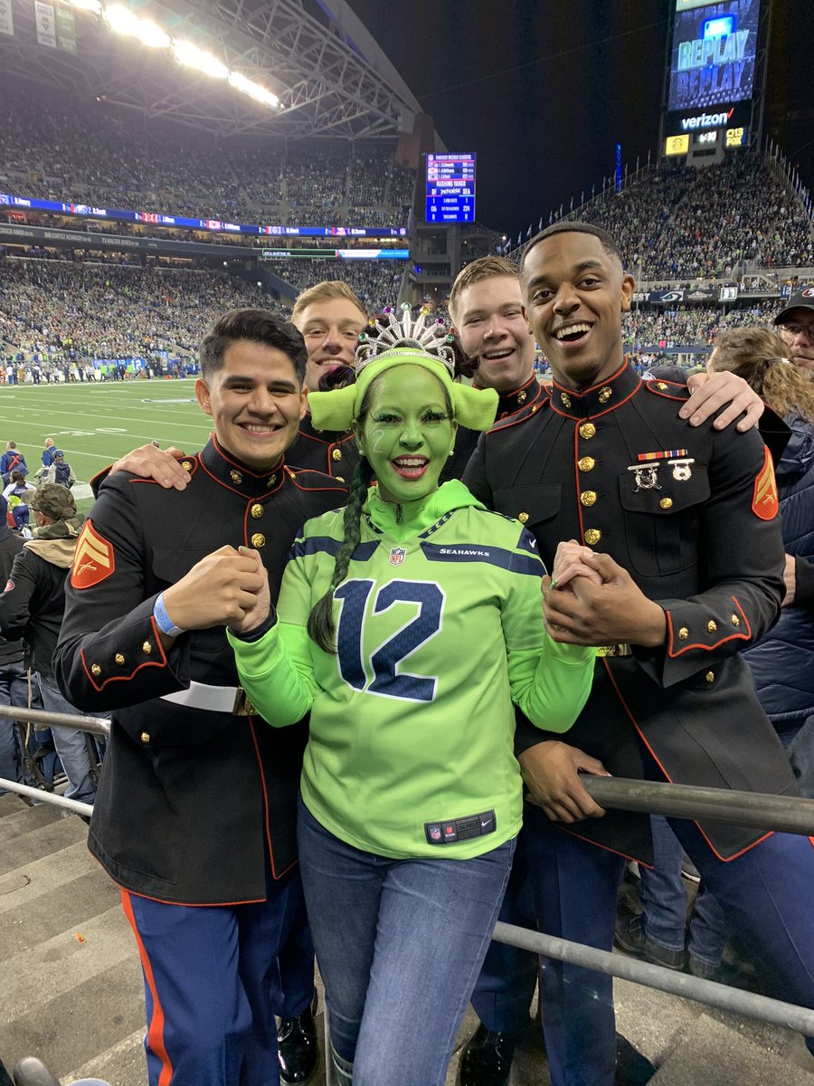 ChristyRenee's tweet photo. Fun at the game....until the end ๐ช #SaluteToService #marinemomma #usmc #captainseahawk #gohawks #twelfie #Seahawks #12s #fiona #shrek #clink #actiongreen #BeastmodeIsBack #actionboss #skittles #ogresarelikeonions #lovebeinggreen #sfvssea #seavssf @CenturyLink_Fld @Seahawks #SNF https://t.co/Dk80W8gg1c