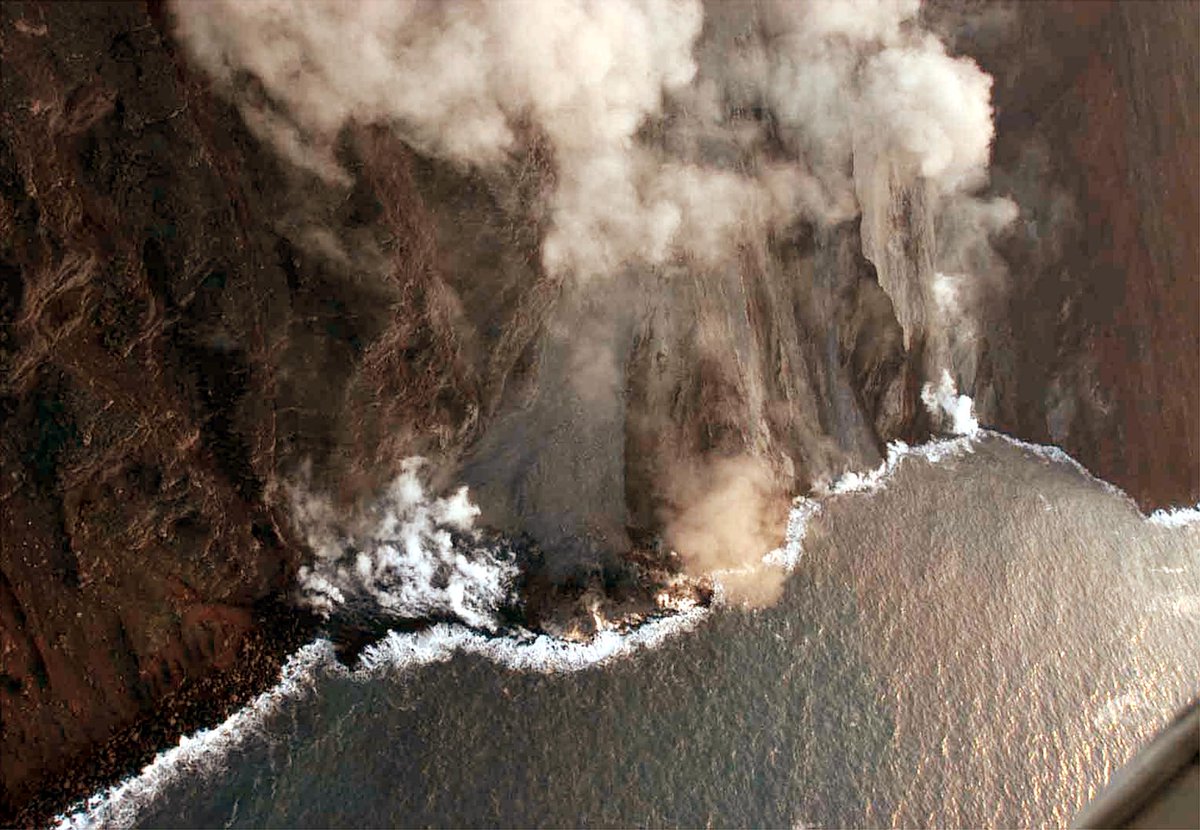 DPCgov's tweet photo. #30dicembre 2002, maremoto di #Stromboli. 17 anni fa la frana della Sciara del Fuoco, causata dall’eruzione del vulcano Stromboli, provoca un’onda anomala. Il Sistema di Protezione Civile si attiva sin da subito per prestare soccorso e monitorare la situazione
#protezionecivile https://t.co/CxsNfXrRxM
