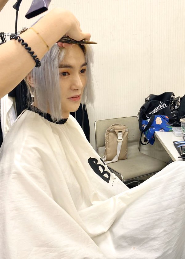 tea_rs_drop's tweet photo. #MONSTAXで妄想 
美容院に連れていってもらったイミニョクくん(27歳と書いて5歳と読む)
エクステを付けてもらい大はしゃぎ。
挙句の果てには美容師さんに「大人しくできるかな…😅」なんて言われたそうで
後日連れていったヒョンウォンくんから「恥かいた。なんとかしろ。」とクレーム付けられました https://t.co/tmRSwuVLMi