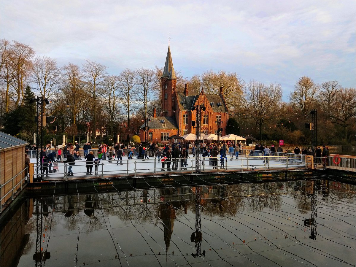 gvhoeymi's tweet photo. #eindejaarssfeer in #Brugge
#visitbrugge #minnewater
#halletoren #belfort
#ijspiste
@VisitBruges https://t.co/kQeoDB6oYE