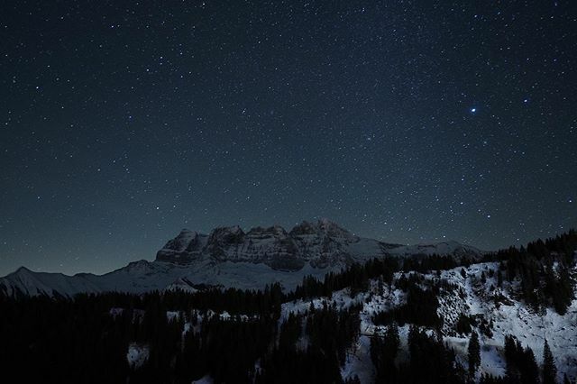Christmas in the mountains. I never tire of this view at any time of day or night. #champoussin #portesdusoleil #dentsdumidi #nightsky ift.tt/2MFi1me