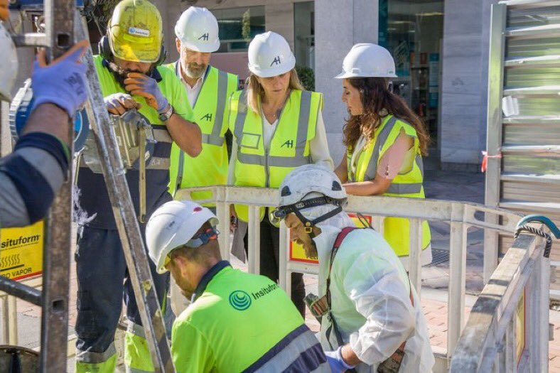 AguasDeHuelva's tweet photo. 12 MESES, 12 COMPROMISOS. Repasamos un año de #RSC2019: OCTUBRE En la C/Cardenal Cisneros de instalamos una manga polimerizada que repara sin zanja un tramo de saneamiento de la calle. Una tecnología que disminuye el tiempo de ejecución, los ruidos y molestias al ciudadano. https://t.co/ENGPFgT5UC