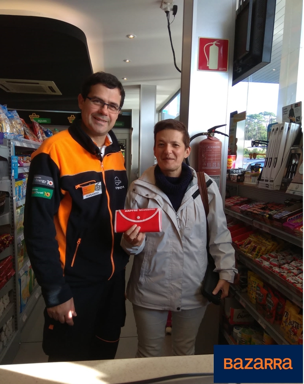 ESBazarra's tweet photo. Aquí os dejamos otra de nuestras ganadoras en los sorteos diarios de Bazarra, que consigue un bolso para la compra.👜👜 #sorteosdiarios #gasolinerabazarra https://t.co/zqvd3wSQmF