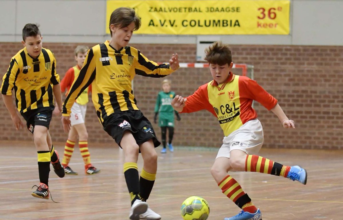 BertAnvelink's tweet photo. Vandaag finaledag van het @avvColumbia zaalvoetbaltoernooi. Alle teams van @csv_apeldoorn zitten in de halve finale! Op naar het Zuiderpark voor paar leuke potjes in de zaal. #cv3d (foto: @WoutvanZoeren ) https://t.co/98rcZRvJ8H