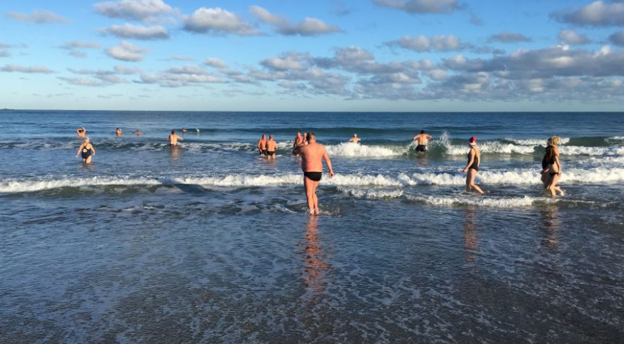cotecaen's tweet photo. 😲 Mardi 31 décembre 2019, près de #Caen (#Calvados), la SNSM de Courseulles-sur-mer organise un grand bain de mer, le dernier de l'année. Dans une eau à 9°... 👉 https://t.co/yOjtInah4h 😲 #Normandie #Insolite #Loisirs https://t.co/GBUORplolT