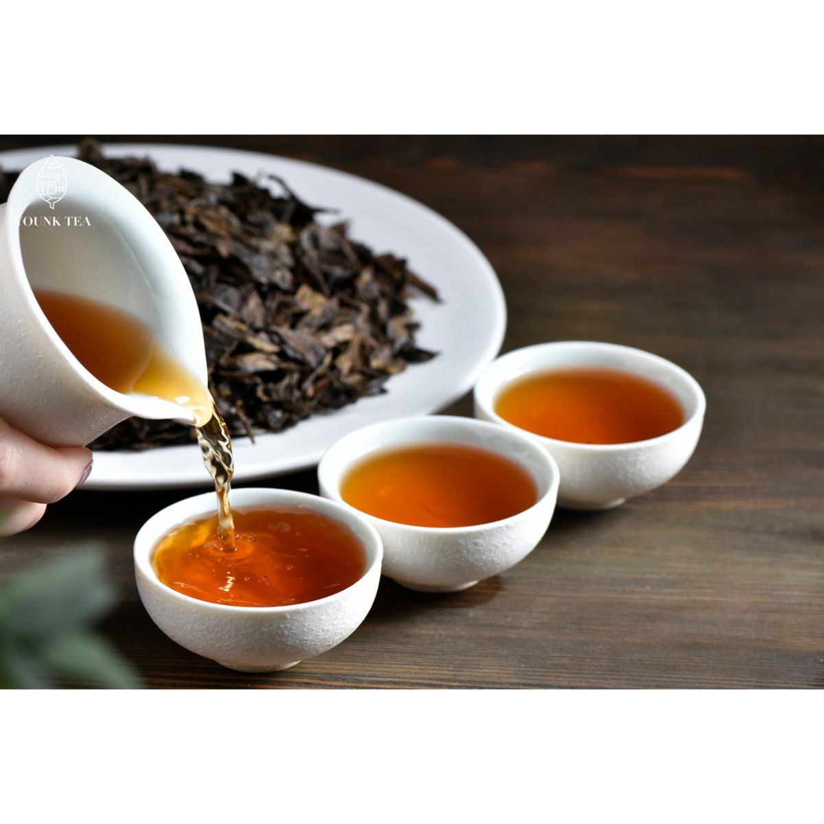A cup of black tea in the winter warms the heart and the stomach.