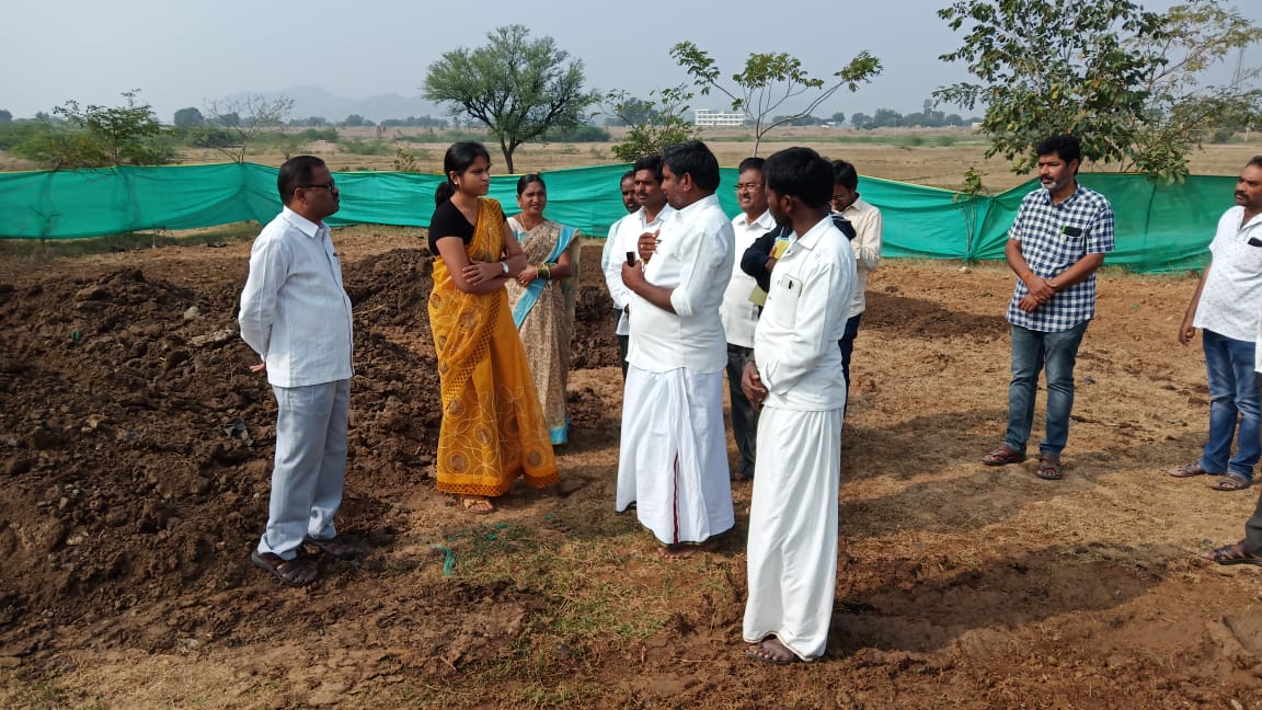 drdombnr's tweet photo. కోయిలకొండ మండలంలోని పారేపల్లి పారేపల్లి గ్రామంలోలో పర్యటించి నర్సరీ మరియు 
Soakpits, డంపింగ్ యార్డు సంబంధించి పురోగతిని పరిశీలించి సూచనలిస్తున్న గ్రామీణ అభివృద్ధి అధికారి వల్లూరు క్రాంతి.@kranthi_valluru @Collector_MBNR @SBSV_MBNR @Mahabubnagar_TS https://t.co/tikZM4Eysn