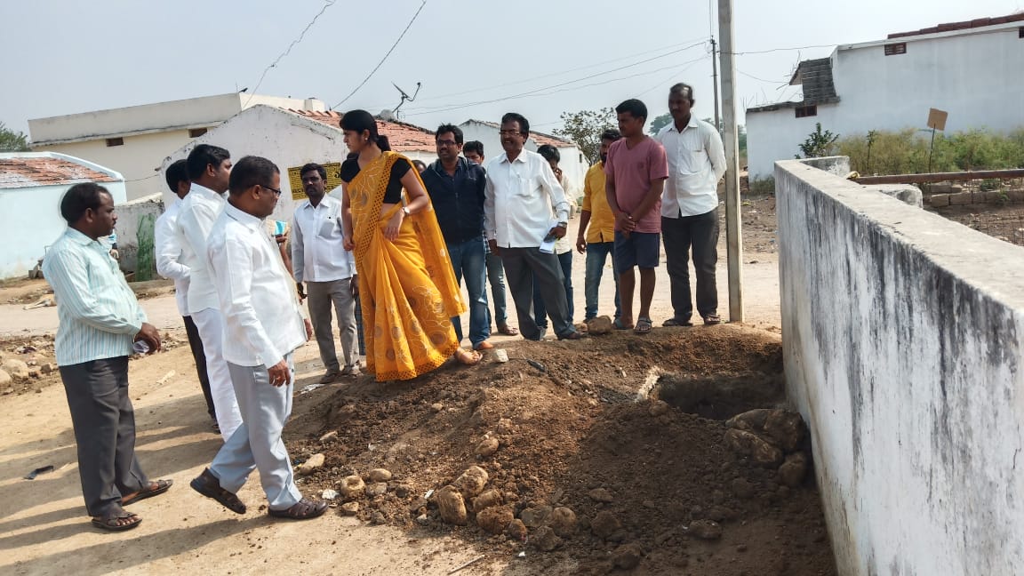 drdombnr's tweet photo. కోయిలకొండ మండలంలోని పారేపల్లి పారేపల్లి గ్రామంలోలో పర్యటించి నర్సరీ మరియు 
Soakpits, డంపింగ్ యార్డు సంబంధించి పురోగతిని పరిశీలించి సూచనలిస్తున్న గ్రామీణ అభివృద్ధి అధికారి వల్లూరు క్రాంతి.@kranthi_valluru @Collector_MBNR @SBSV_MBNR @Mahabubnagar_TS https://t.co/tikZM4Eysn