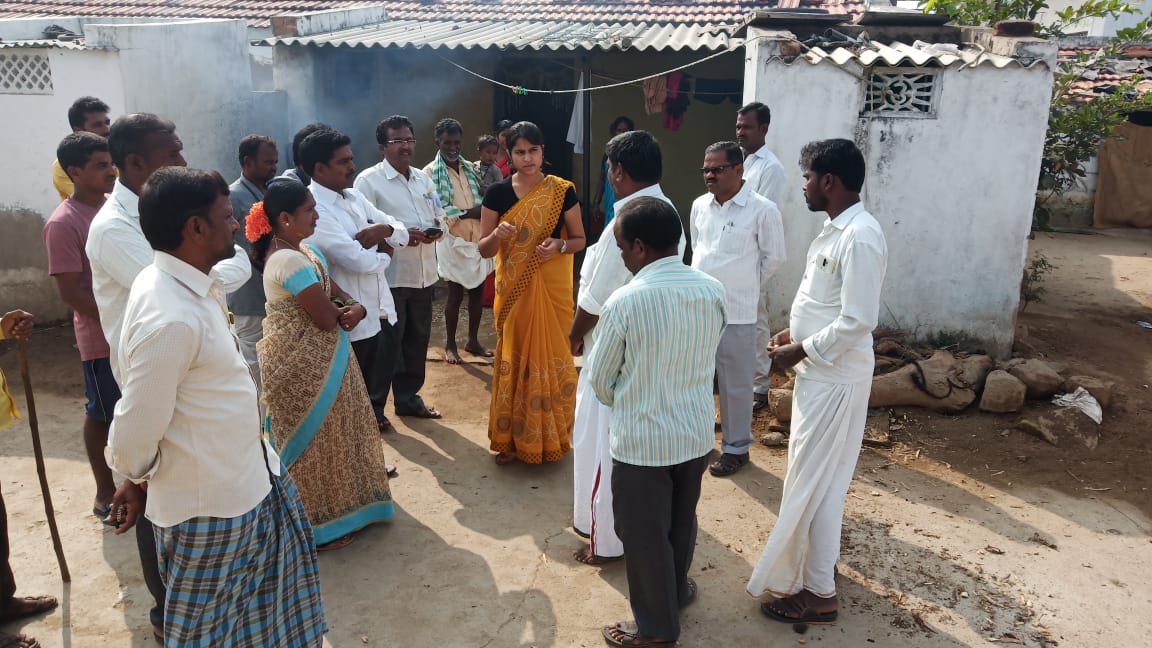 drdombnr's tweet photo. కోయిలకొండ మండలంలోని పారేపల్లి పారేపల్లి గ్రామంలోలో పర్యటించి నర్సరీ మరియు 
Soakpits, డంపింగ్ యార్డు సంబంధించి పురోగతిని పరిశీలించి సూచనలిస్తున్న గ్రామీణ అభివృద్ధి అధికారి వల్లూరు క్రాంతి.@kranthi_valluru @Collector_MBNR @SBSV_MBNR @Mahabubnagar_TS https://t.co/tikZM4Eysn