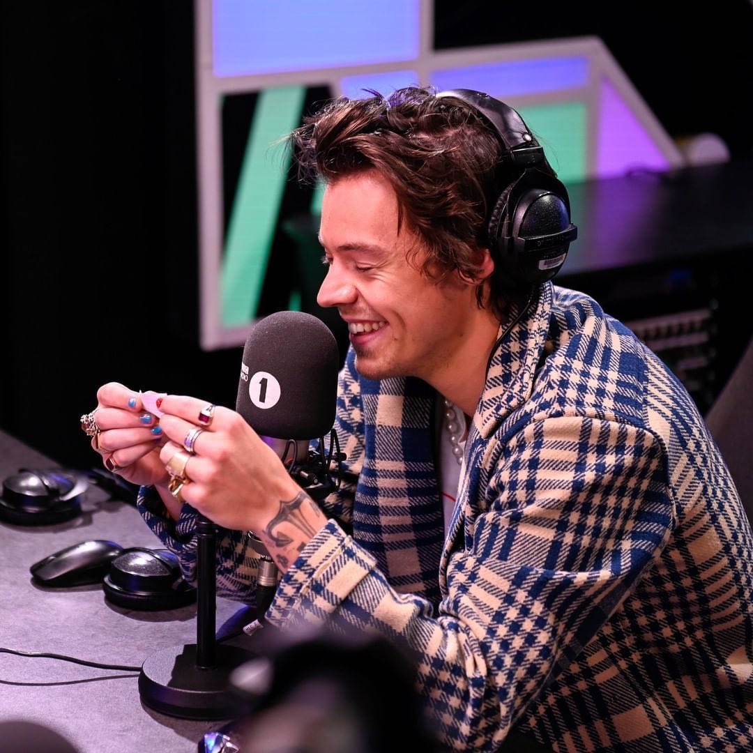 TheHSUpdate's tweet photo. Harry during his BBCR1 interview. 18/12 https://t.co/HNU5mzjKk6