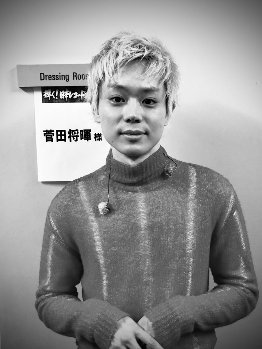 菅田将暉の私服 首元と袖口にリブがついたグレーのオーバー 菅田将暉の私服 首元と袖口にリブがついたグレーのオーバー