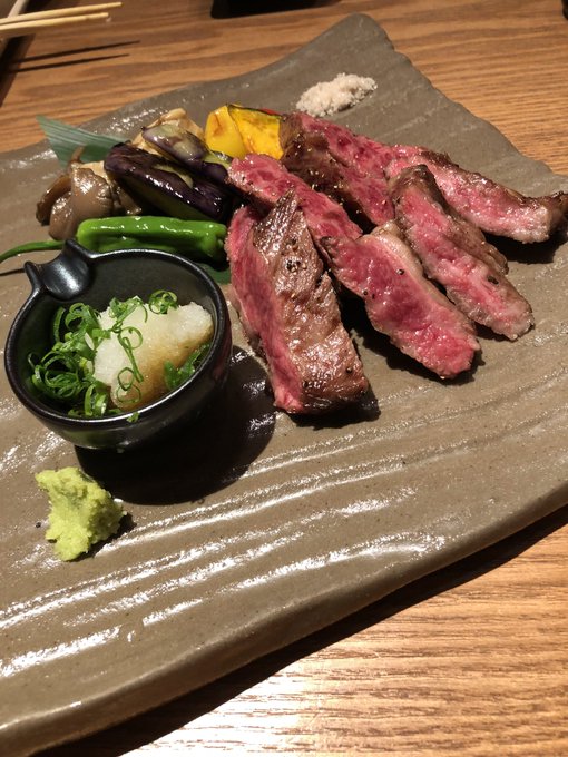 コミケお疲れさまでした〜!雨の中、きのこのみスペースにお越しくださった皆様ありがとうございました!応援のお言葉などとても嬉しかったです💓
打ち上げでお肉もぐもぐ! 