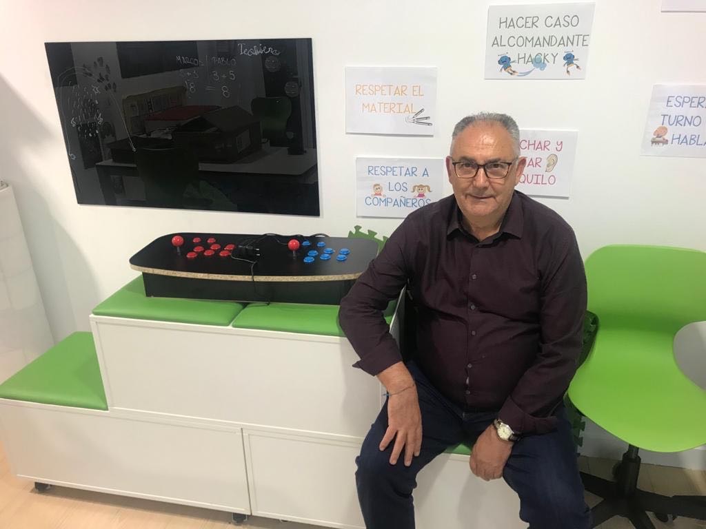 hackandtechclub's tweet image. ¿De verdad piensas que la robótica es solo para niños? En #hackandtechclub tenemos alumnos de múltiples edades y podemos afirmar que no hay edad para iniciarse en la #robotica ¡Ya no tienes excusa! Acércate a conocernos y disfruta de tu nuevo hobby 🕹💻  #hytclub #programacion