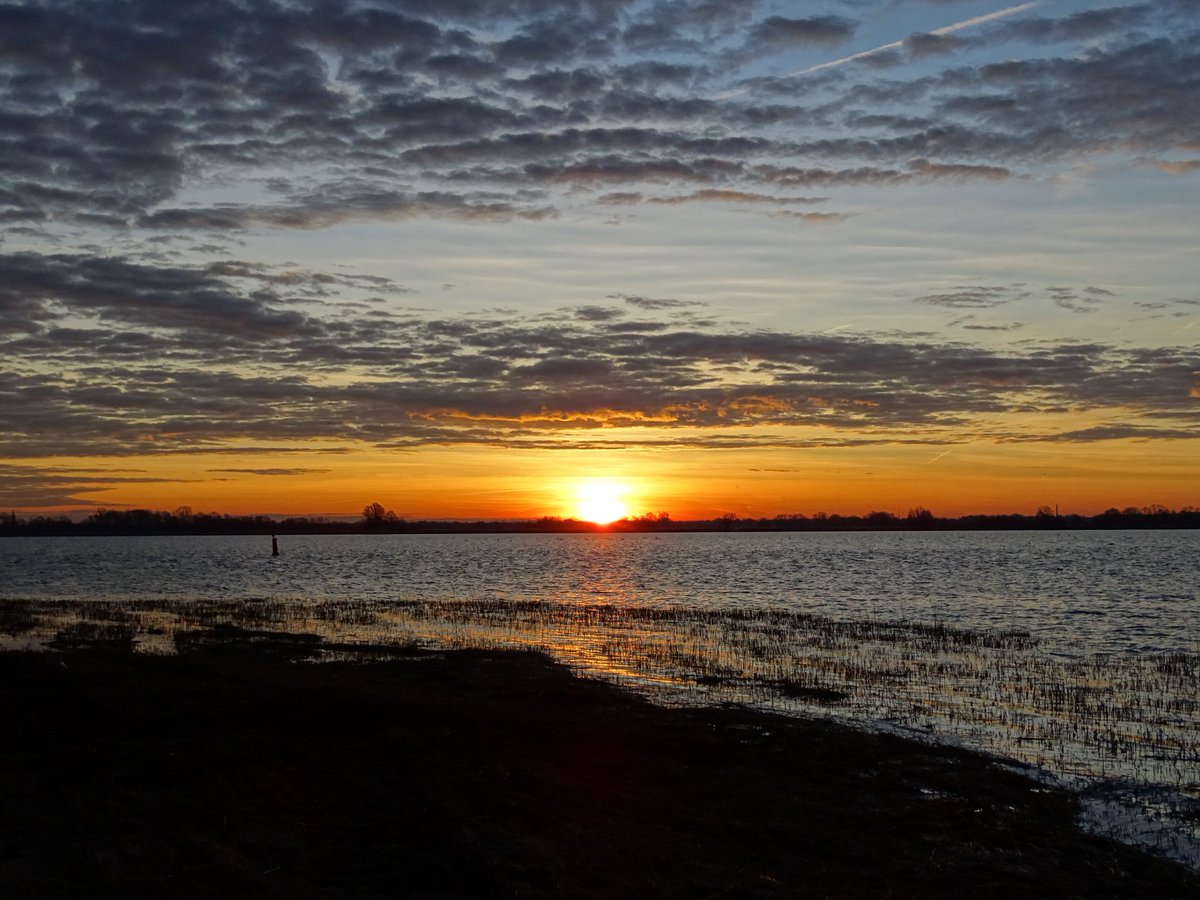 Genieten van een mooie start van de dag bij het #Veluwemeer #Biddinghuizen #Flevoland <a href="/OmroepFlevoland/">Omroep Flevoland</a> <a href="/FlevolandWeer/">Flevoland Weer</a> <a href="/DSunsets/">DutchSunsets</a> <a href="/mooieluchten/">mooieluchten</a>