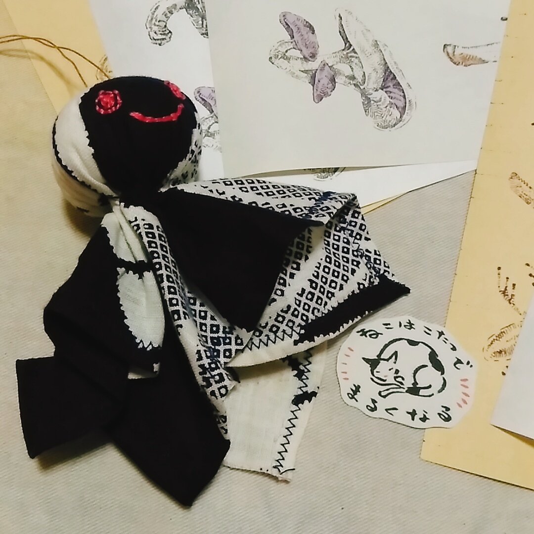namacoko7216's tweet photo. 大須ともしびアパート2F
@tender_head さんに立ち寄りカエルとキノコのpaperを
これを蝋引きしたい✨
浴衣生地のてるてる坊主も可愛くて一緒にお迎えしました
早速カバンにつけたら帰りは傘をささずに帰れました
(´∀`*)ウフフ←そしてあちこちで傘を置き去りにする
#tenderhead
#ともしびアパート https://t.co/K1lcO7Ly6v