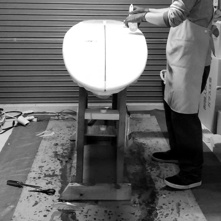 dic_urouro's tweet image. デッキ、ボトム共にホットコートまでなんとか終了。年明けから、ゆっくりサンディング。#surfboard #diy #handshape #garageshape