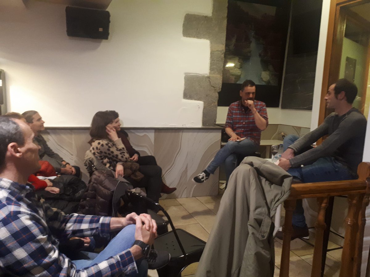 orrigorri's tweet photo. Ezin gendun laugarrena hobeto hasi. #17segundo modure jun gazkun Kirmen Uribe eta @aiertgoenaga|n arteko aurkezpen - errezitaldi - solasaldixe. Eskerrik asko @_Apallu_ taberna gerturatu ziñaten danoi. https://t.co/cWdqmQtktI