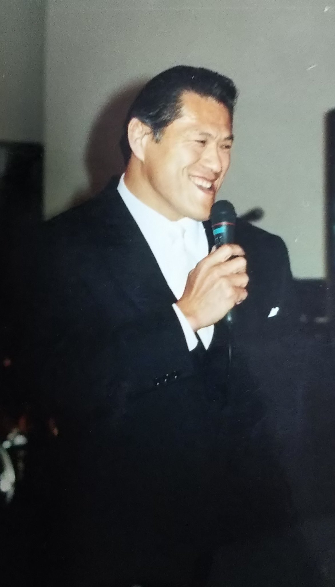 田中ケロ リングアナ 猪木会長が私の結婚式に欠席としておいて ふらっと現れた のコメントいただきましたが そんな事なかったすよ 最初は 仲人なしで 猪木会長が立会人という形だったんですが ケロ やっぱりちゃんと仲人はたてた方がいいぞ と