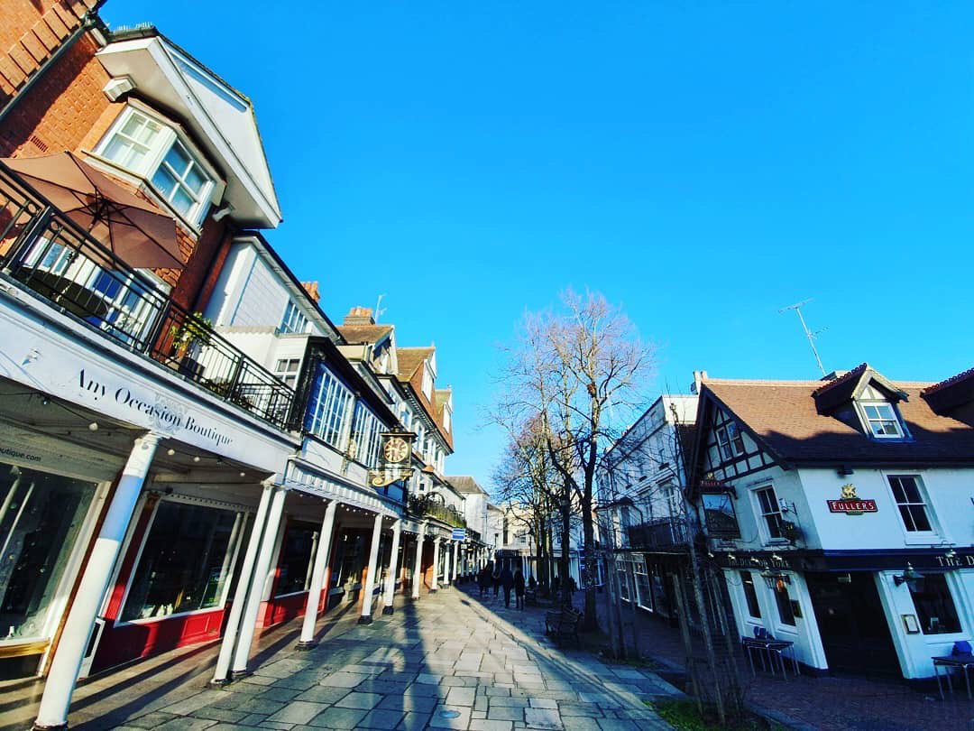 It’s set to be another glorious winter’s day on The Pantiles! Come along to browse our stores’ sales, grab a bite in our eateries and soak up the sunshine. 😍 🛍 🍔 

📸: Gregory Niven

#ThePantiles #TunbridgeWells #Kent 
<a href="/VisitKent/">Visit Kent</a> <a href="/VisitEngland/">VisitEngland</a>