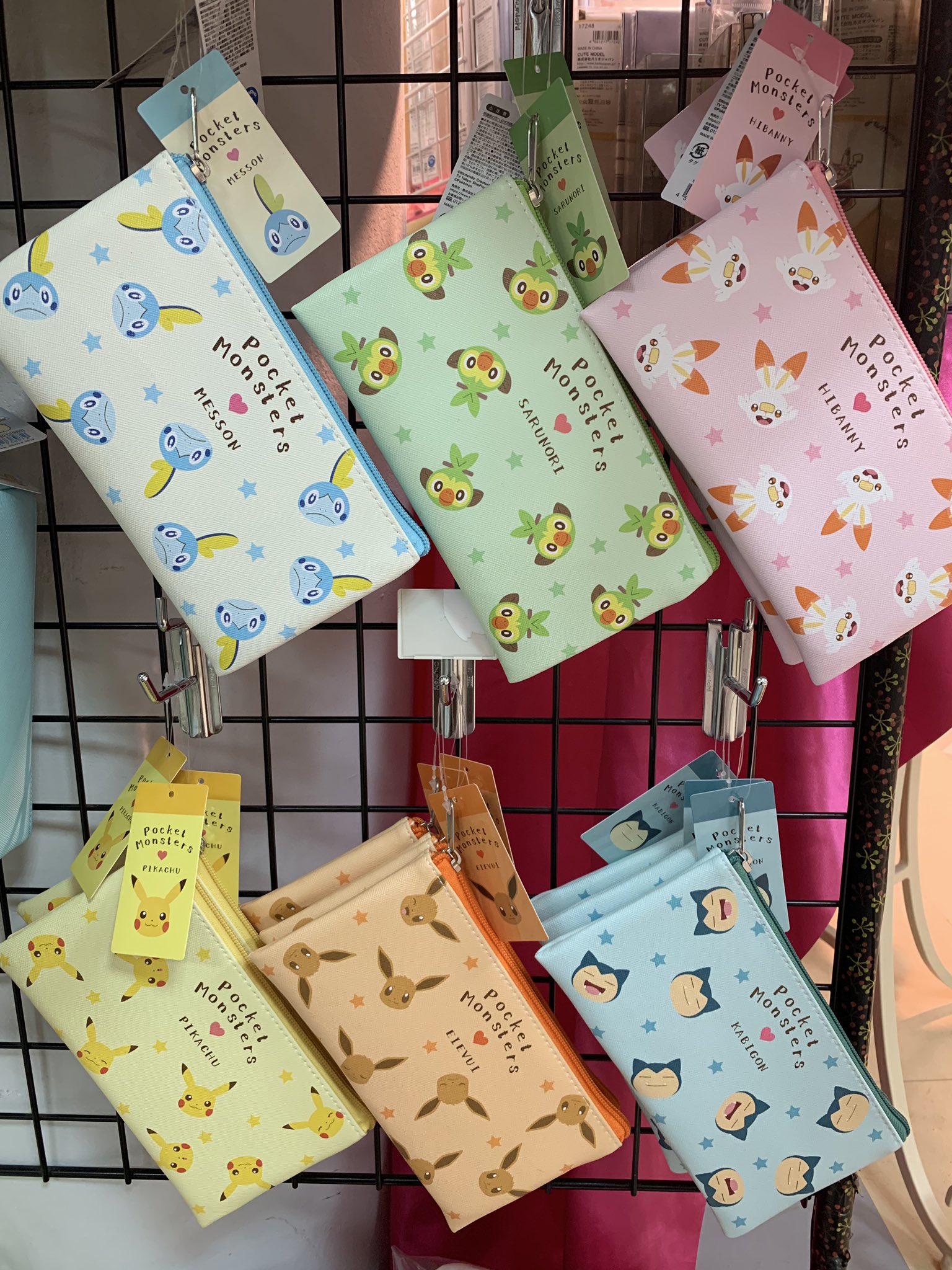 くろ 本日ポケモンの三角ミニポーチとフラットマルチポーチが入荷致しました 新御三家のヒバニー メッソン サルノリが もちろん人気のピカチュウ イーブイ そして今回はカビゴンもいます とっても可愛いので是非店頭にてご覧下さい T