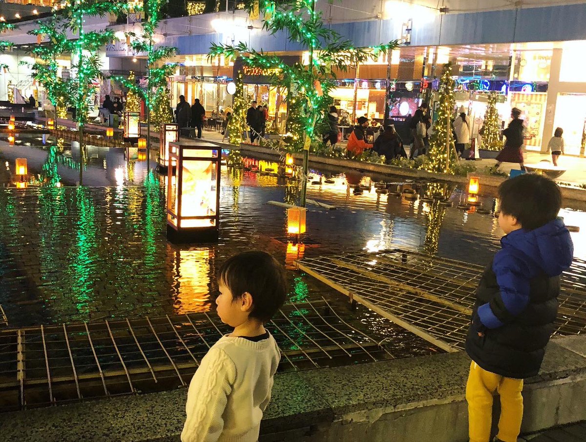 岡部亜希美 取締役 二代目社長に向けて日々邁進 19年最後に会えた友達 ゆりちゃんは急なトラブルで会えなかったからまた新年会おうね あそぼーの 一緒に行ったのに常に別行動な2歳と5歳男子 笑 マイペースだ あそぼーの 男の子ママ