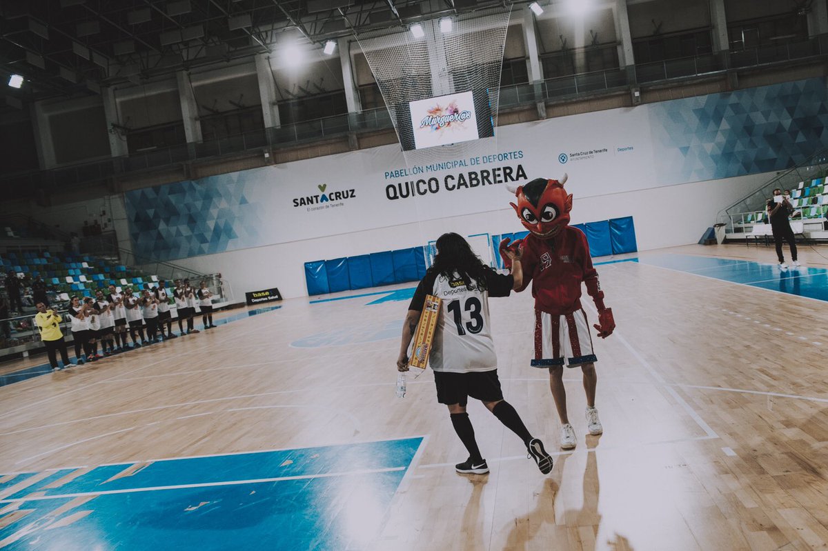 Amelia de <a href="/MurgaBurlonas/">Murga Burlonas</a>, solidarias. 

#PartidoBenéfico 
#MásDe1000juguetes 
#Diablos20
#Son50

📸: <a href="/sanacosta_/">San 📷🌹</a>