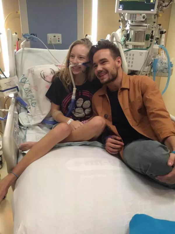 His fan was suffering from cancer and couldn't attend the concert so Liam Payne went to see herLook how happy she is