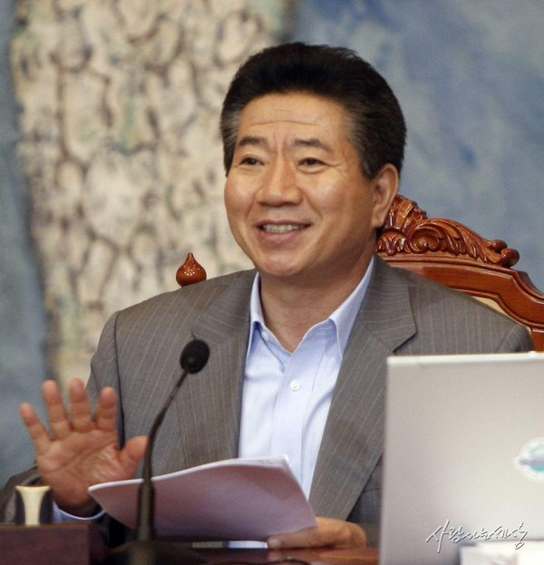 <야, 기분좋다!>

노무현 대통령님, 이 땅에 다시 바람이 불었습니다…당신이 그렇게도 염원했던 검찰개혁…문재인 대통령 공약 1호 공수처설치 법안이 국회에서 통과 되었습니다…다시 한번…그 호방한 목소리를 듣고 싶습니다…야, 기분좋다!…영원한 나의 캡틴, 노짱!…보고싶습니다…사랑합니다!