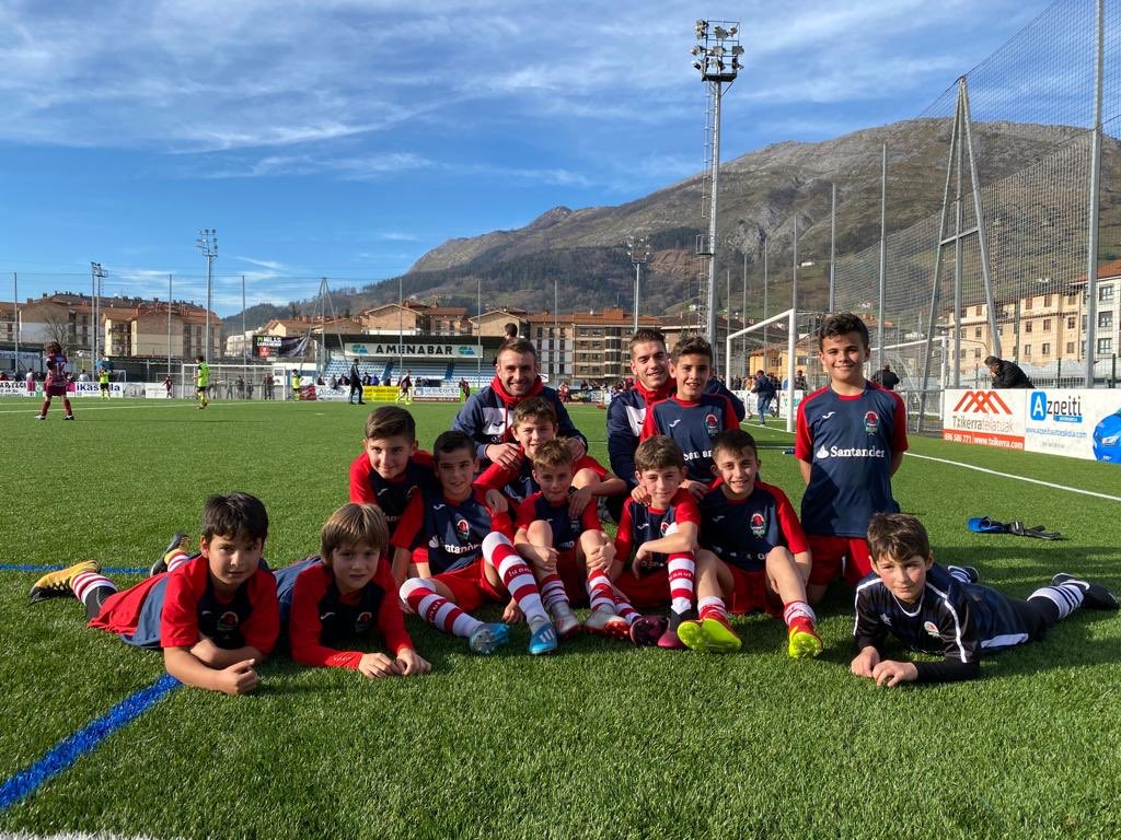 GBansander's tweet photo. Enhorabuena a los que ganaron, ellos son el reflejo del esfuerzo, pero mi enhorabuena a todos aquellos que luchan, disfrutan y se entregan por jugar al fútbol. Para mi sois todos importantes. Por eso me siento orgulloso de todos vosotros. #todoalrojo🔴🔴🔴 #cfbansander https://t.co/Y5g0dkkBim