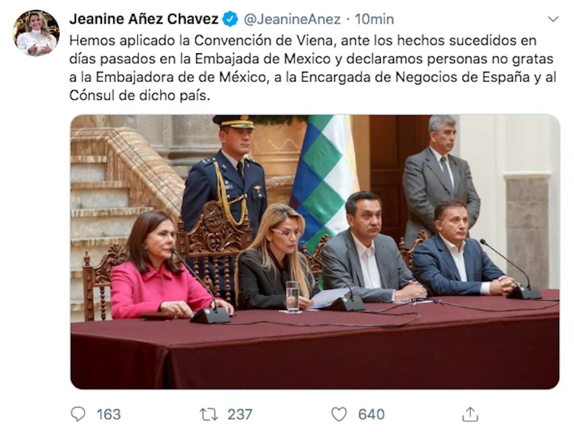 SinLinea_Mx's tweet photo. 🛑Urgente🛑
Hace unos momentos la embajadora de México en Bolivia fue declarada persona non grata por el fascismo boliviano.
Así se comporta la derecha, igualitos que el PAN. https://t.co/u3Z3Skpa5R