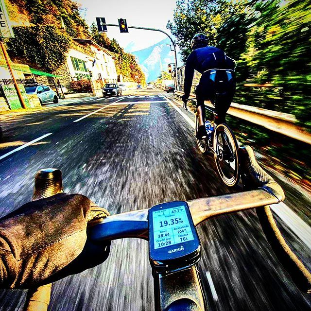 Se sei incerto.... tieni aperto ✊🏻!!! Another good day of training is done ✅  #training #cycling #cyclinglife #lake #winter #cold #ride #passion 📷 <a href="/martur8/">martur</a> ift.tt/2MFVdmE