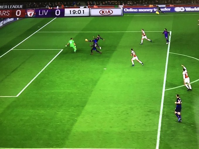 RexX7xx's tweet image. This happened at Arsenal last season, lost the title by a point in the end, fuck everyone complaining about LiVARpool