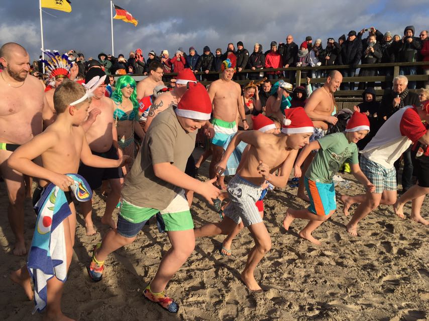 MeerZeit's tweet photo. Ab in die #Fluten - wer ist dabei? 🌊
Am 1. Januar begrüßen wir um 11 Uhr das Jahr 2020 mit einem ausgiebigen #Bad in der #Ostsee - und #NDR1 Welle Nord ist live am Start! 🎬 Danach wird in der #Fasssauna geschwitzt oder im Badezuber direkt am #Südstrand relaxed 😍 https://t.co/4zgsbLAMHX