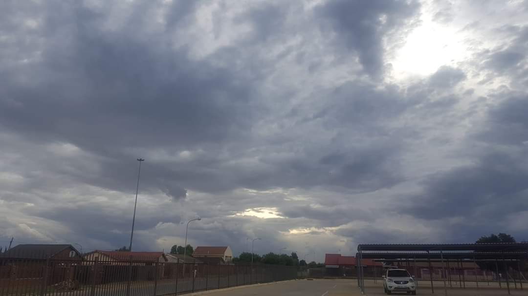 ReenvalSA's tweet photo. Very dark #clouds moving towards #Welkom #Free_State πΈ Evert Steyn @SAWeatherServic @sawx_sa_weather @eNCA @eNCAWeather @venter_annette @debeer_anika @JoelGuy_ @NetNuus_ZA @TeamNews24 @vslandbou @landbou @BfnCourant @maroelamedia @TheSAnews @SABCNewsOnline @News24 @zarsg https://t.co/fv6SNW6sgL