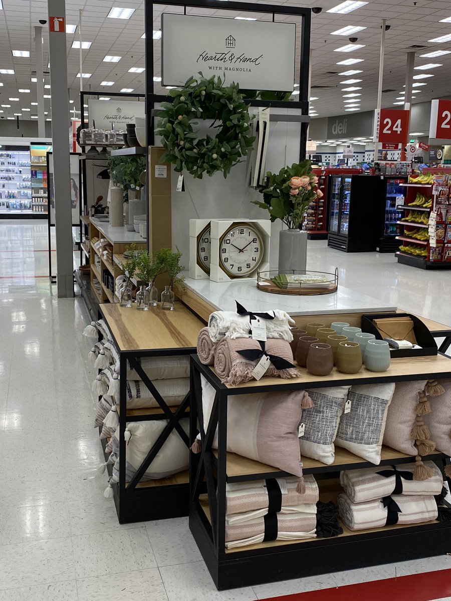 monaworksattarget tweet media