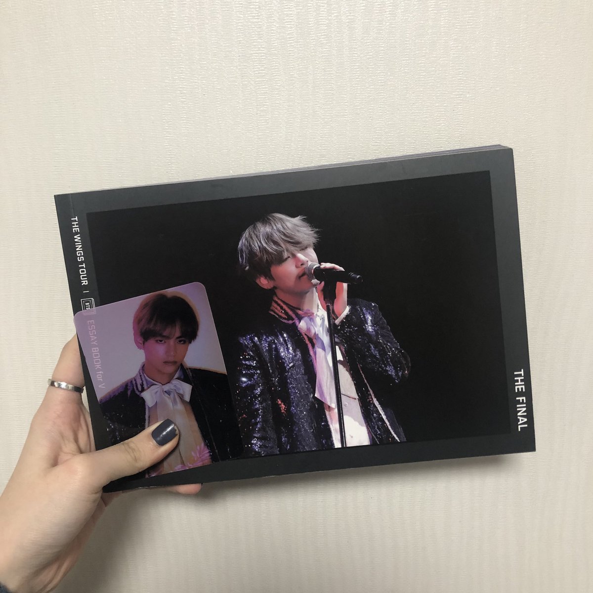 ttt3248's tweet photo. 윙파콘 태형 뷔 에세이북 양도합니다
���닐❌ 포카⭕️ 택포 1.7
#방탄 #방탄소년단 #방탄에세이북 #방탄굿즈 #방탄굿즈양도 https://t.co/yhcFndnQOv