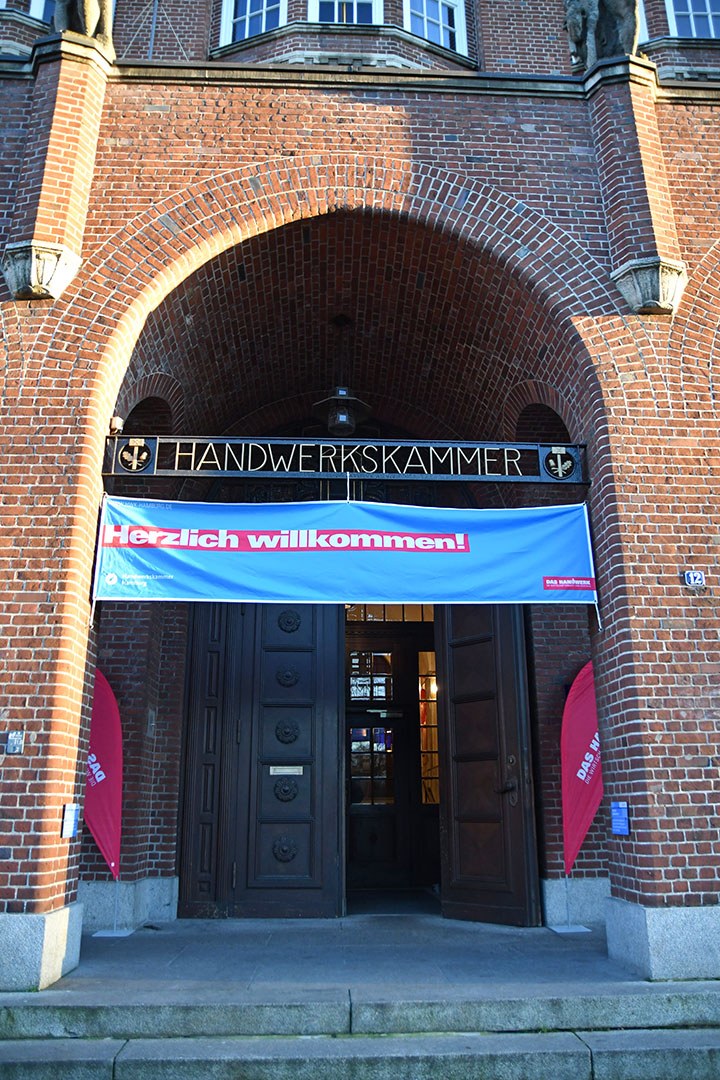 HWK_Hamburg's tweet photo. Die Gäste können kommen! Auf die #Jahresschlussversammlung 2019 stimmen schönste Momente und Meilensteine des Jahres von Hamburger Handwerker*innen ein. Wir zeigen sie ab 18.30 Uhr in unserer Insta-Story: https://t.co/YVvW0dgNht #Holstenwall #Handwerk #Hamburg https://t.co/3f8Kgy6PkE