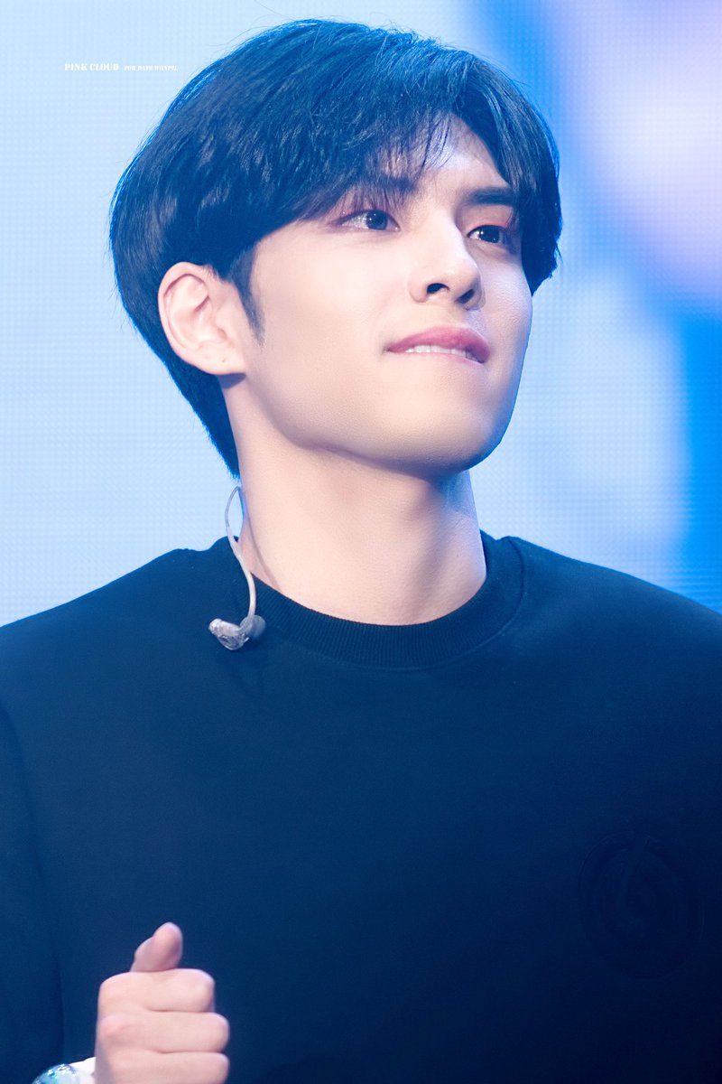 pink_cloud94's tweet photo. 빠이빠이 2019년!👋👋
#데이식스 #DAY6 #원필 #wonpil https://t.co/fN8BxuZ8if