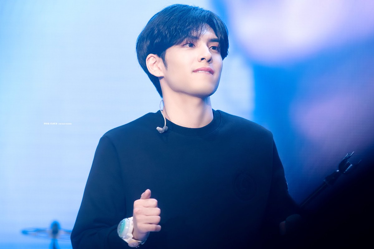 pink_cloud94's tweet photo. 빠이빠이 2019년!👋👋
#데이식스 #DAY6 #원필 #wonpil https://t.co/fN8BxuZ8if