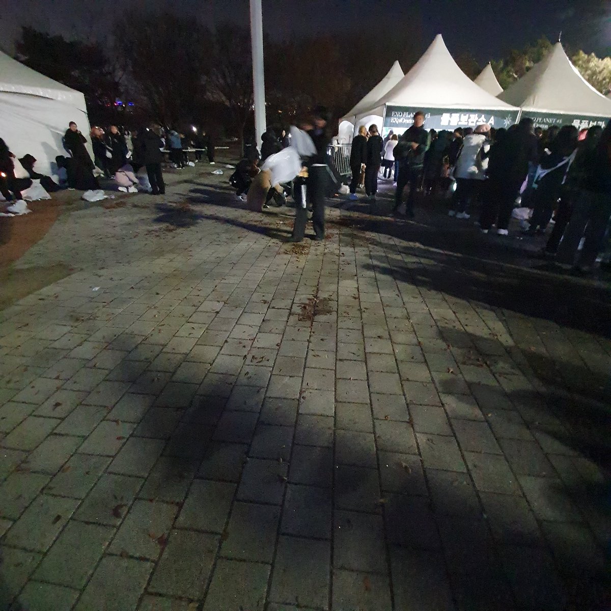 cry_for_luv's tweet photo. 에리들!! 물품 보관소 옆에서 짐 챙기시고 비닐봉지를 그냥 바닥에 버리지 말고 쓰레기통에 모으는 건 어떨까요? 한명 한명의 행동이 팬덤의 이미지에 많은 영향을 미치니까요😉 쓰레기를 정리하기 시작하니까 도와주시는 분들도 하나 둘씩 생겨서 그나마 깨끗한 상태로 만들긴 했는데 내일도 화이팅🥰 https://t.co/HiBldlvnyR