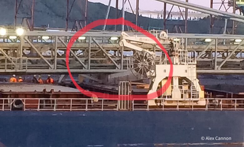 The ALGOMA NIAGARA had an incident with its boom in Port-Cartier earlier today. 

Photo credit : Alex Cannon
<a href="/AlgomaCentral/">Algoma Central</a> #algomaniagara