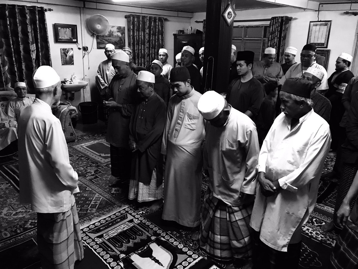 ArifAkarUmbi's tweet photo. β..Allahummainni Ala Zikrika,
Wasyukrika, Wahusni Ibadatik...β
#DemiMim
#IIHeartBeats https://t.co/9I70SMdIPM