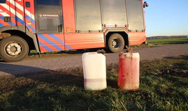 Jerrycans gedumpt in sloot Zoelen ZOELEN Maandagmiddag 30 december om 15:30 werd de brandweer opgeroepen voor een bodemverontreiniging aan de Avezaathsesteeg in Zoelen. In een sloot werden... twib.in/l/nXbGE7nqLdBL