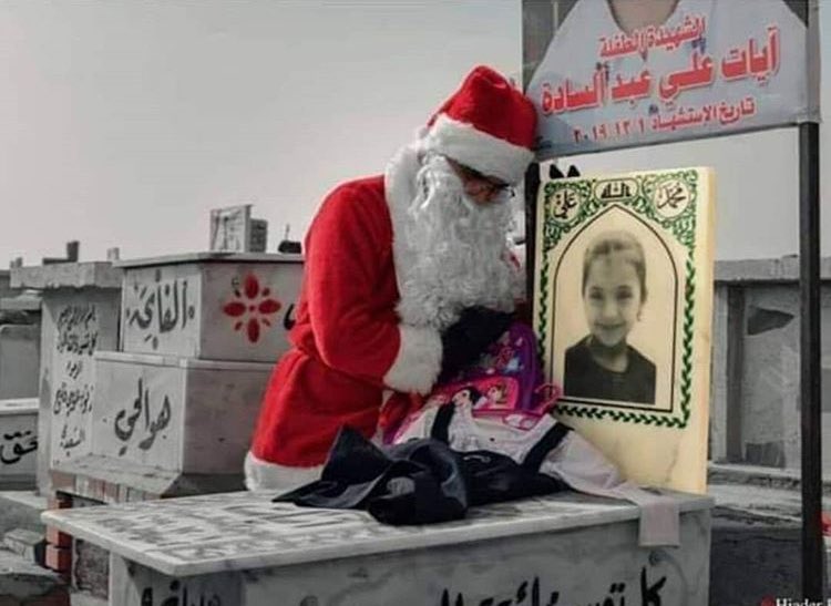 فقط في العراق يزور سانتا كلوز " بابا نؤيل " شهداء بهذه الطريقة .. #العراق #رأس_السنة