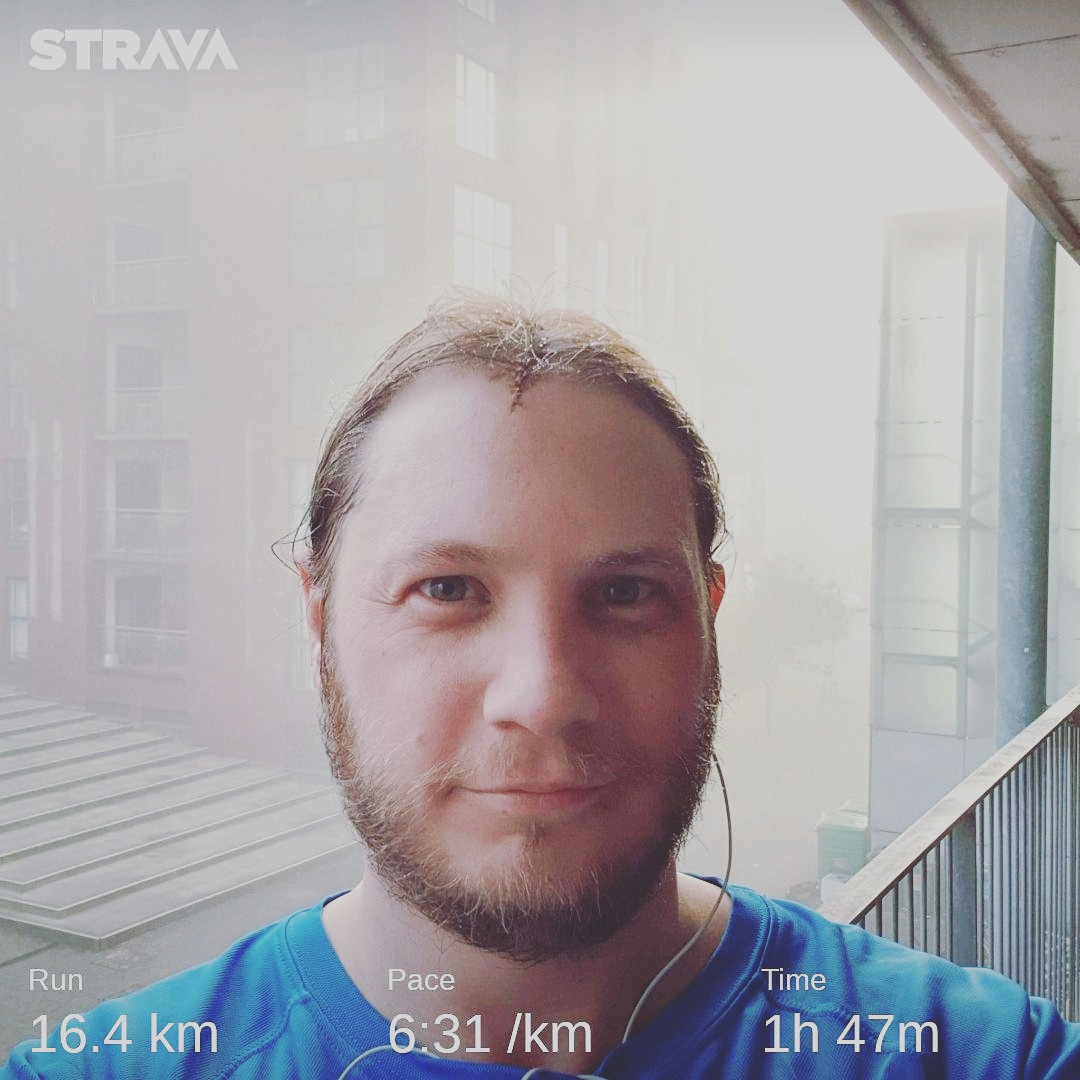worthlessdaisey's tweet photo. Cracked skulls don't prevent runs, only delay them. A foggy long run today, on paper is was 25mins on 10mins off x3, but I added a bit more to push it to 10miles #running #UKRunChat #SouthvilleRC #metalrunners #marathontraining https://t.co/AVoFtKZ59i