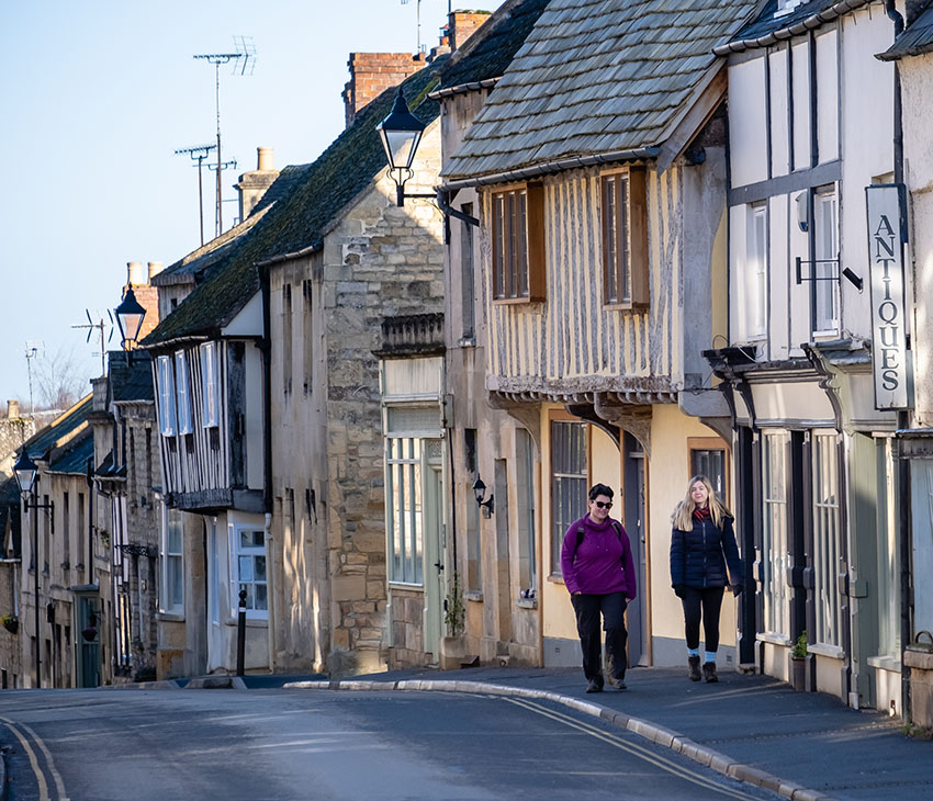 CotswoldsInfo's tweet photo. Raise a glass to #Winchcombe - apparently Champagne was  invented there in 1662, 30 years before Dom Perignon 'discovered' it in France @MailOnline https://t.co/v2VyMM4BJd https://t.co/kuVocvgGse
