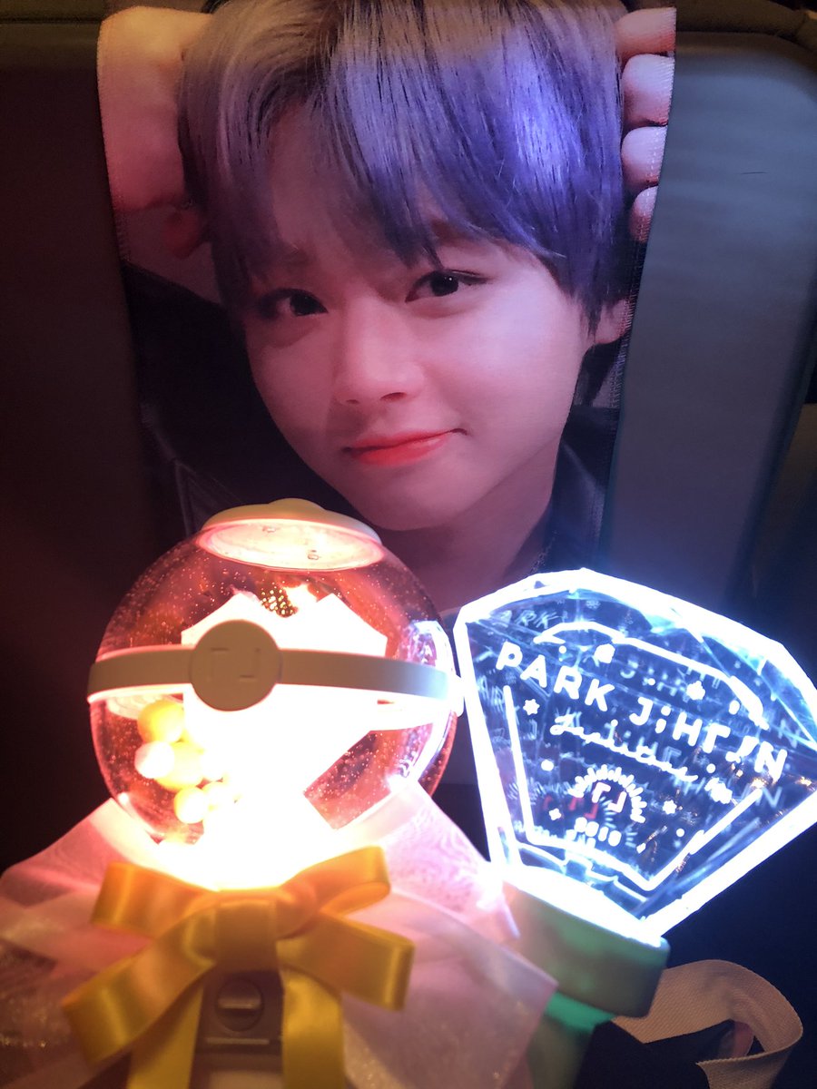 RDFNqovAFbasib6's tweet photo. 久しぶりに見たジフン❣️
13列目でも綺麗な姿が確認できました^_^
カッコイイし可愛いし、一所懸命私達に色々な姿を見せてくれました！ありがとう😊
もっともっとMAY❗️が増えるといいな^_^私はずーっと応援するよ💓
皆様、ソンムルありがとうございました^_^初めて会ったのに優しくて感謝です😭 https://t.co/lVimvu99hx