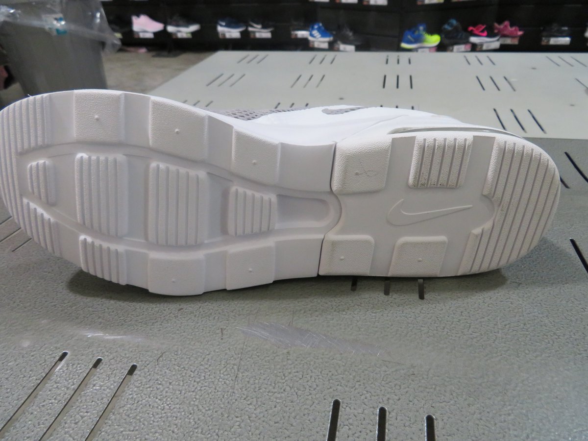 AyebogbonSt's tweet photo. Anyone knows what's the full name of this Nike Air Max shoe? Doesn't look like #airmaxmotion2 to me.
Follow @AyebogbonSt for more
#Nikeair #nikeairmax #airmax #airmaxmotion #airmaxtrainers #airsneaker #airmaxsneakers #airmaxshoes #sneakerhead #kicksoftheday #forkickssake https://t.co/ybGytAmXzY
